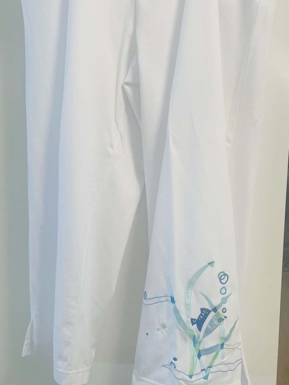 Onque Casuals White Pants Cropped Pull On with Embroidery Detail  Size Large